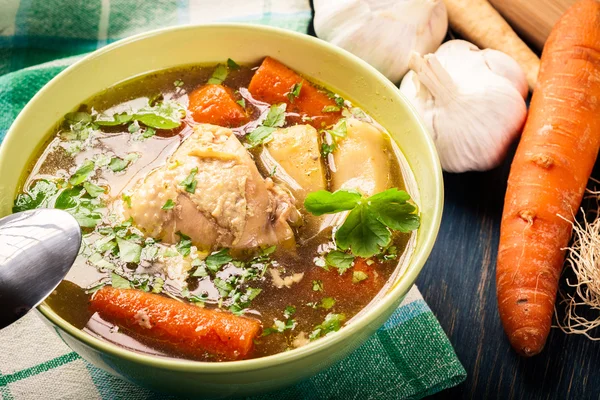 Caldo de galinha com macarrão e cenoura — Fotografia de Stock