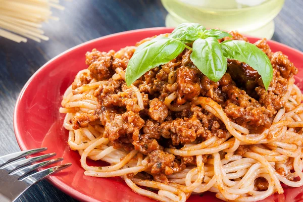 Spaghetti bolognese med ost och basilika — Stockfoto