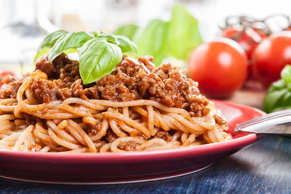 Spaghetti bolognese med ost och basilika — Stockfoto