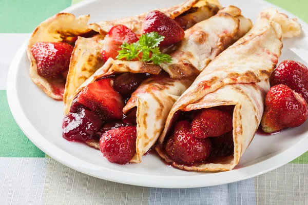 Crêpes traditionnelles servies avec des fraises — Photo