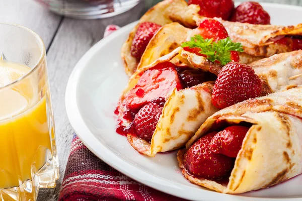 Crêpes traditionnelles servies avec des fraises — Photo