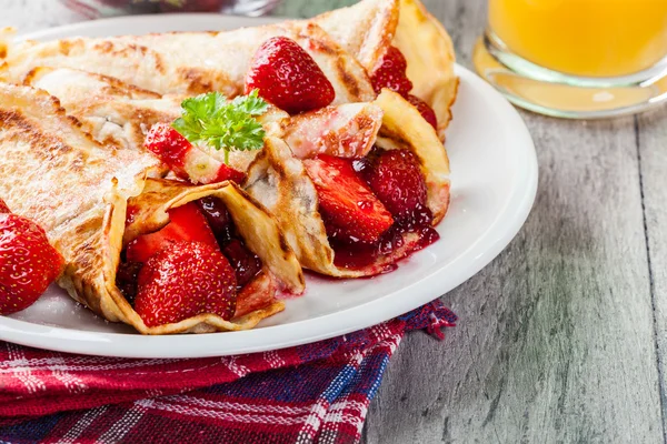 Traditional crepes served with strawberries — Stock Photo, Image