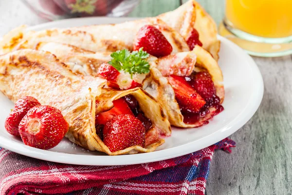 Crêpes traditionnelles servies avec des fraises — Photo