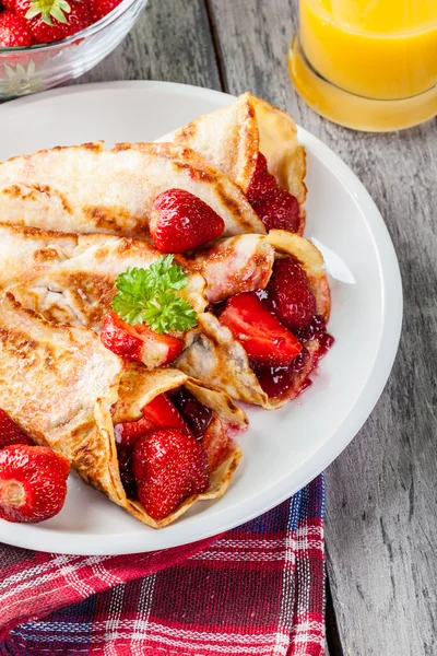 Crêpes traditionnelles servies avec des fraises — Photo