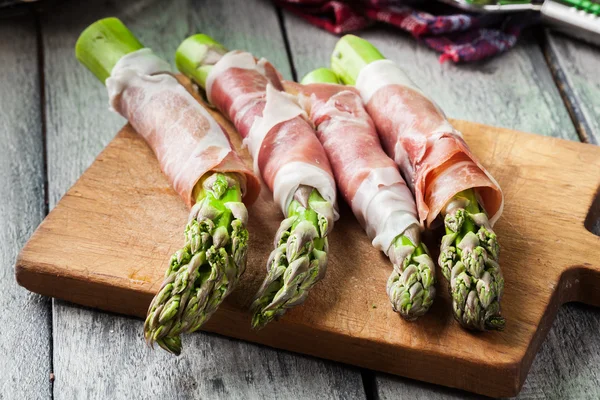Prosciutto wrapped green asparagus — Stock Photo, Image