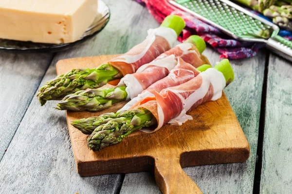 Prosciutto envuelto espárragos verdes — Foto de Stock