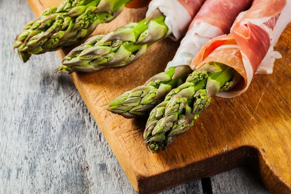 Asperges vertes enveloppées de prosciutto — Photo