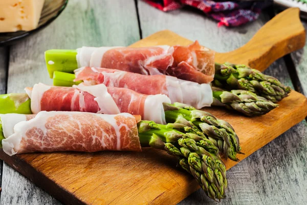 Prosciutto yeşil kuşkonmaz sarılmış — Stok fotoğraf