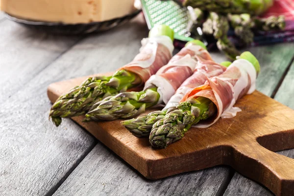 Prosciutto yeşil kuşkonmaz sarılmış — Stok fotoğraf