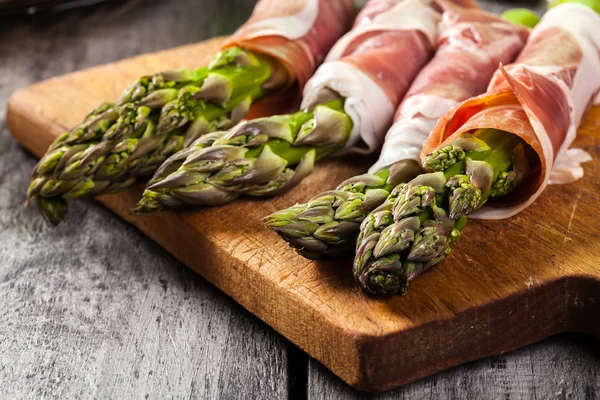 Prosciutto yeşil kuşkonmaz sarılmış — Stok fotoğraf