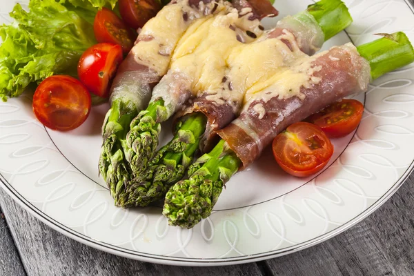 Asparagi verdi al forno con prosciutto e formaggio — Foto Stock