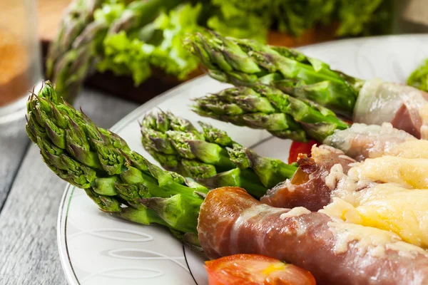 Gebackener grüner Spargel mit Schinken und Käse — Stockfoto