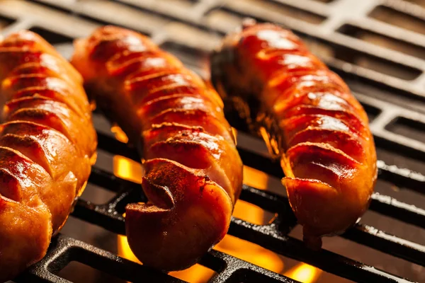 Salchichas a la parrilla en la parrilla — Foto de Stock