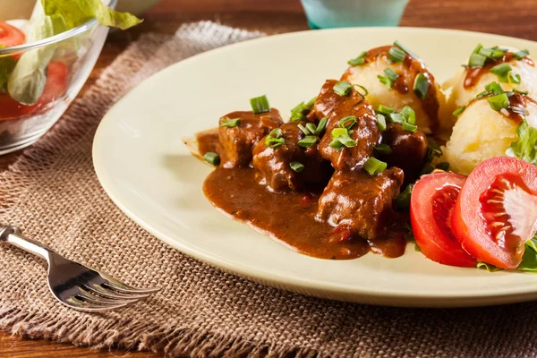 Goulash con patatas hervidas — Foto de Stock