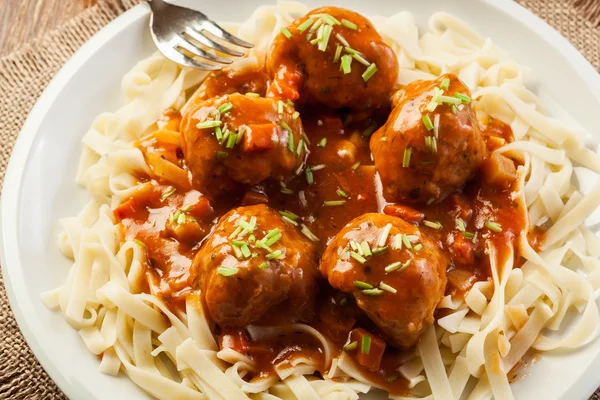 Feto de macarrão e almôndegas com molho de tomate — Fotografia de Stock