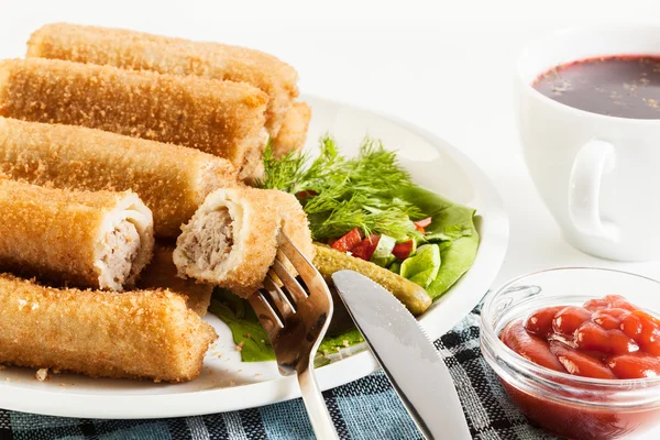 Croquetas con sopa de carne y remolacha — Foto de Stock