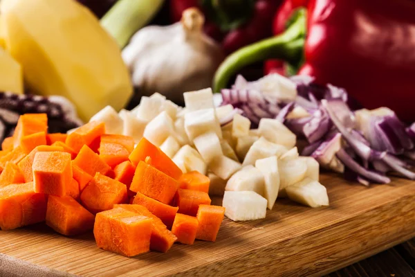 Нарезанные овощи: морковь, петрушка и лук — стоковое фото