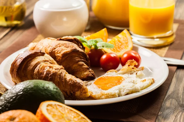 Ontbijt met croissant einde oranje sap — Stockfoto