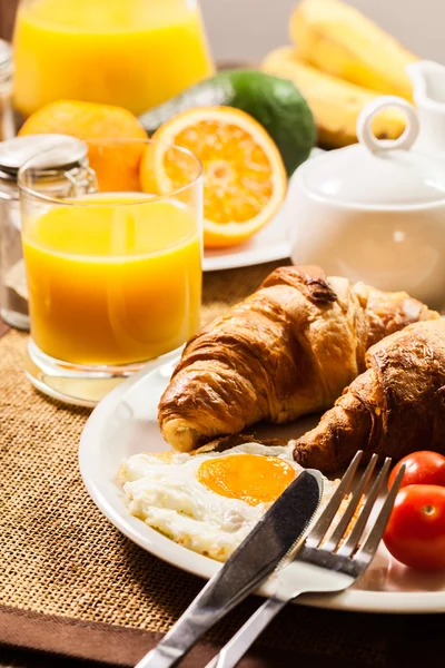 Ontbijt met croissant einde oranje sap — Stockfoto