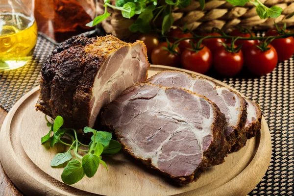 Gebratener Schweinenacken mit Gewürzen — Stockfoto