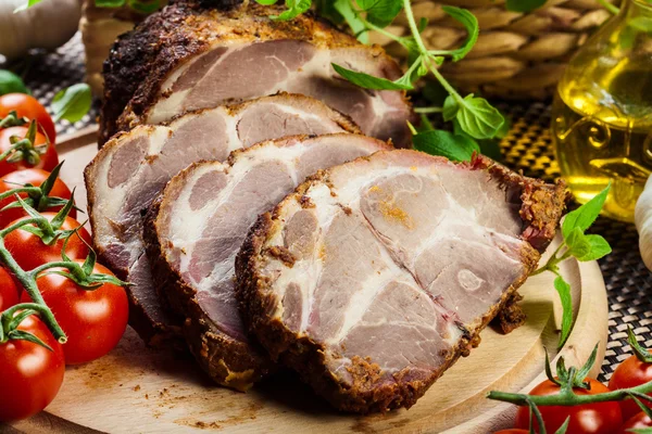 Gebratener Schweinenacken mit Gewürzen — Stockfoto