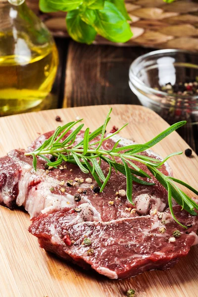 Bistecca di manzo cruda — Foto Stock