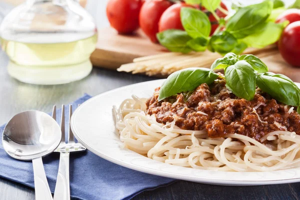 Espaguetis boloñés con queso y albahaca —  Fotos de Stock