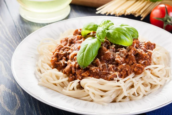 Spaghetti bolognese with cheese and basil — Stock Photo, Image