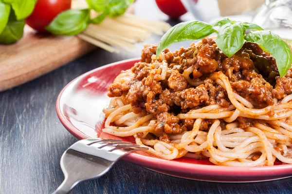 Spaghetti bolognese med ost och basilika — Stockfoto