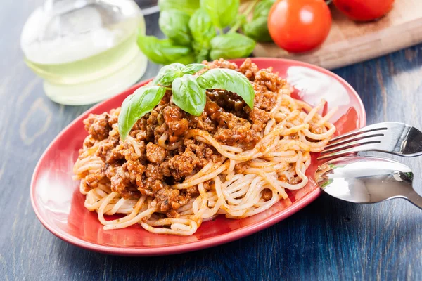 Spaghetti bolognese with cheese and basil — Stock Photo, Image