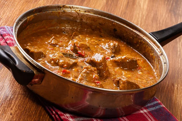 Guisado de carne em uma panela — Fotografia de Stock