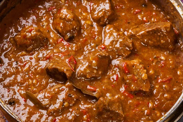 Ragoût de boeuf dans une casserole — Photo