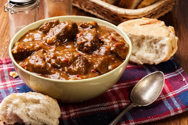 Beef stew served with crusty bread — Stock Photo, Image
