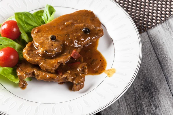 Pork chop sebze ve sos ile — Stok fotoğraf