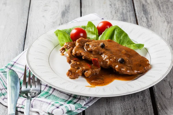 Pork chop met saus en groenten — Stockfoto