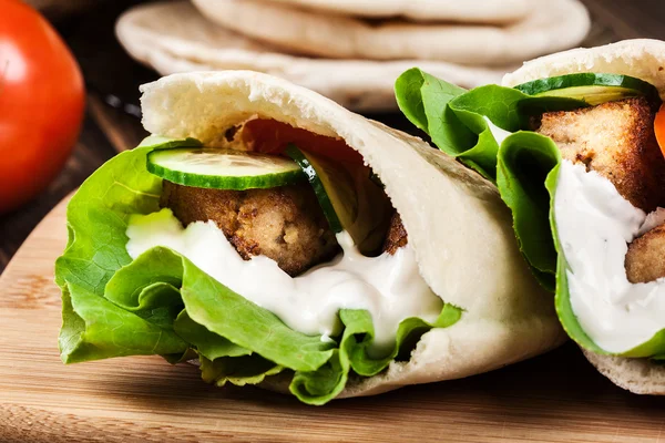 Pita bread with falafel and fresh vegetables — Stock Photo, Image