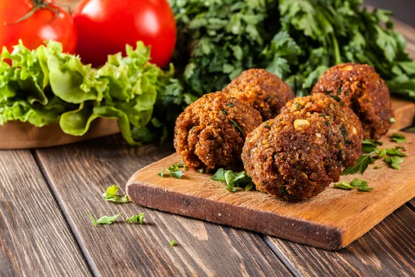 Bolinhas de falafel de grão de bico com legumes — Fotografia de Stock