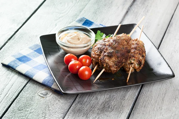 Gebarbecued kofta met groenten op een plaat — Stockfoto