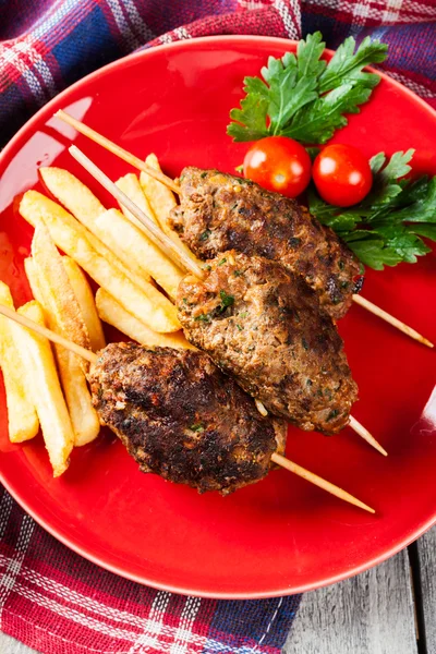 Grillade kofta med pommes på en tallrik — Stockfoto