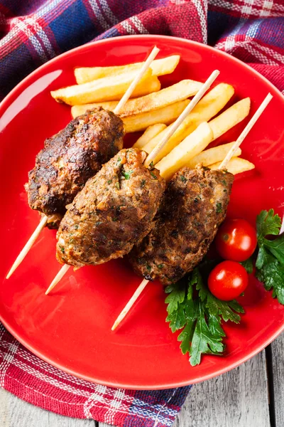 Grillade kofta med pommes på en tallrik — Stockfoto