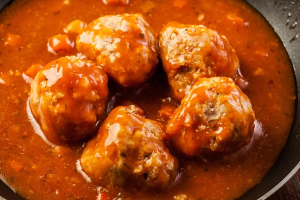 Albóndigas con salsa de tomate en sartén negra — Foto de Stock