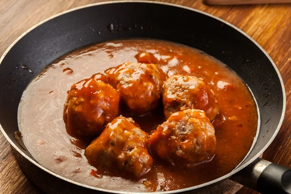 Polpette con salsa di pomodoro su padella nera — Foto Stock