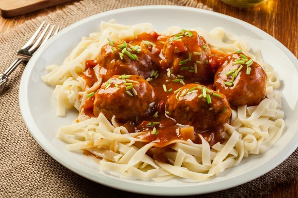 Feto de macarrão e almôndegas com molho de tomate — Fotografia de Stock