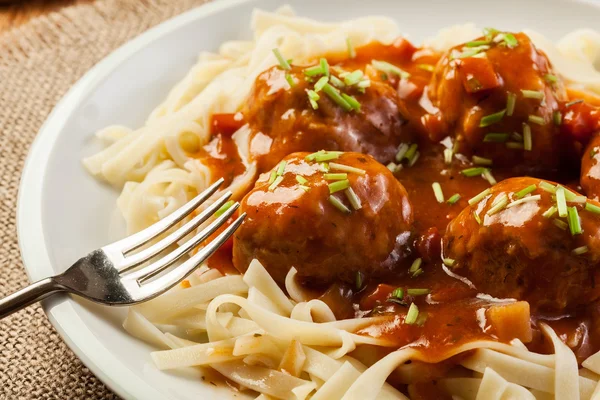 Feto de macarrão e almôndegas com molho de tomate — Fotografia de Stock