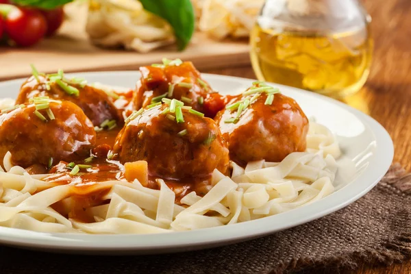 Fettuccine pasta en gehaktballen met tomatensaus — Stockfoto