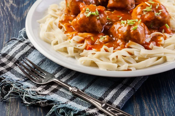 Fettuccine makarna ve domates soslu köfte — Stok fotoğraf