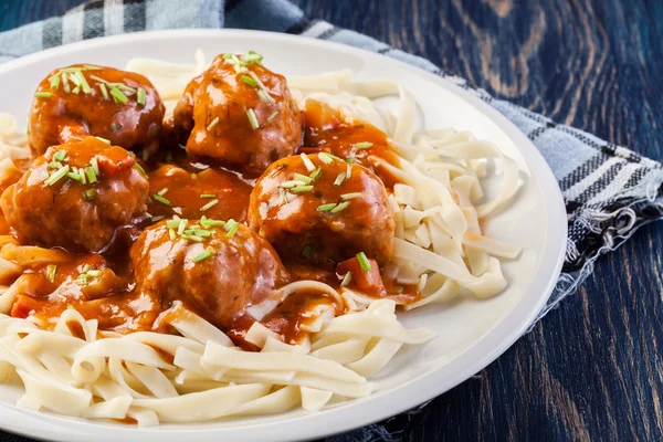 Pasta fettuccine and meatballs with tomato sauce — Stock Photo, Image