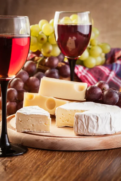 チーズと赤ワインのグラスとボトル — ストック写真