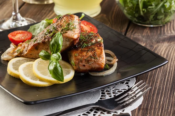 Filete de salmón frito con verduras —  Fotos de Stock