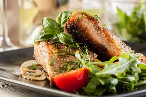 Bife de salmão frito com legumes — Fotografia de Stock